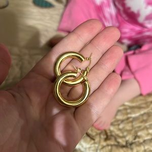Lightweight gold hoop